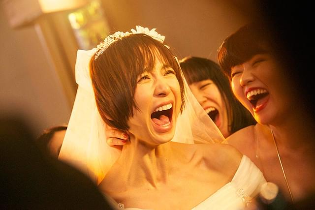 篠田麻里子がウエディングドレスで強烈な蹴り＆大絶叫 「リアル鬼ごっこ」で新境地開拓