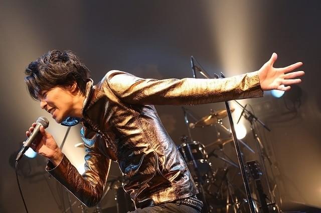 長谷川博己がパンクにシャウト！ 「ラブ＆ピース」場面写真公開