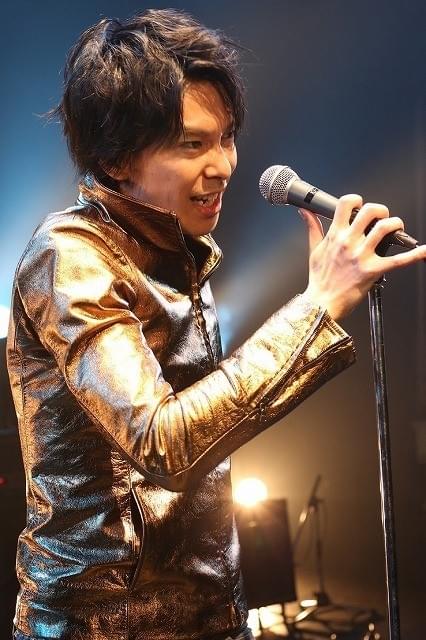 長谷川博己がパンクにシャウト！ 「ラブ＆ピース」場面写真公開