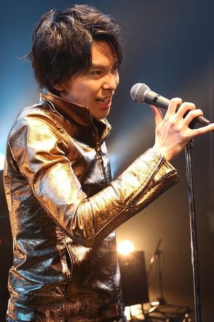 長谷川博己がパンクにシャウト！ 「ラブ＆ピース」場面写真公開