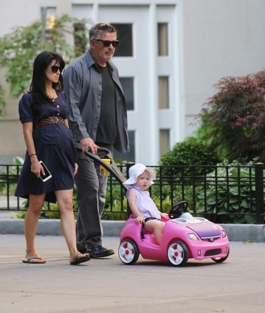 妻ヒラリアさんと、長女カルメンと散歩する アレック・ボールドウィン