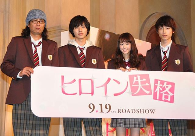 完成報告会見に出席した（左から）英勉監督、 山崎賢人、桐谷美玲、坂口健太郎