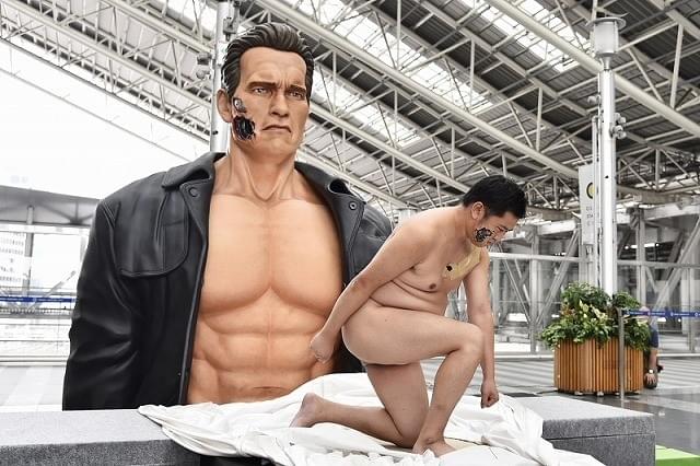 ほぼ全裸芸人・とにかく明るい安村、ターミネーター登場シーンを完全再現！