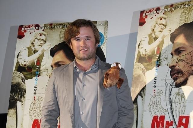 ご機嫌で舞台挨拶に立った ハーレイ･ジョエル･オスメント