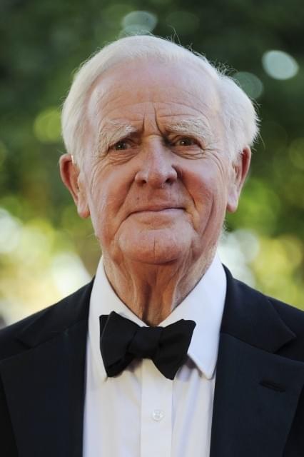 トム・ヒドルストン主演ドラマに、原作者ジョン・ル・カレがカメオ出演