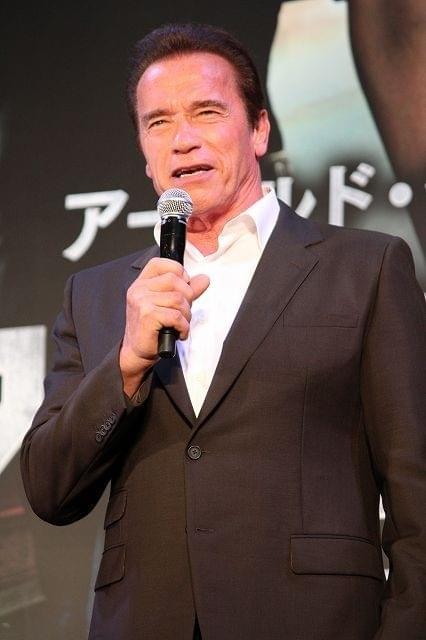 シュワ、日本のファンと「アイルビーバック！」 西内まりやとは熱烈ハグ