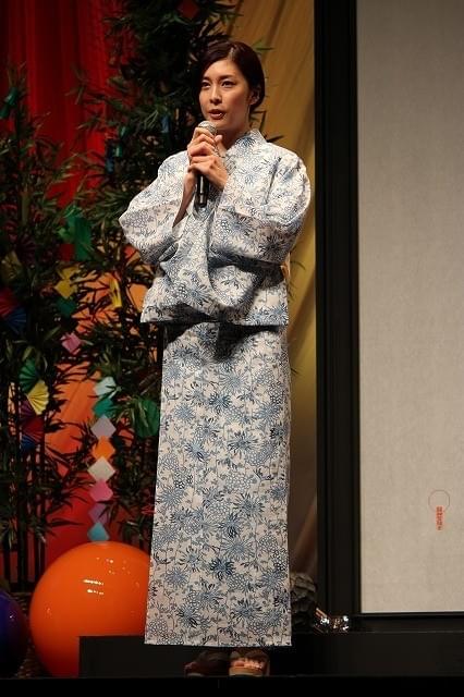 「インサイド・ヘッド」声優の竹内結子＆大竹しのぶ、女性書家・紫舟の生パフォーマンスに感動！