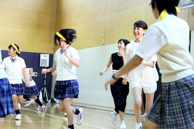 トリンドル＆篠田＆真野、女子高生100人と“リアル鬼ごっこ”「恐怖思い出した」