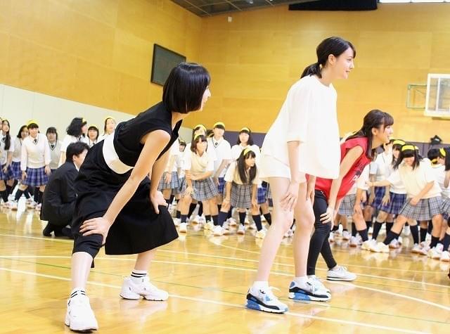 トリンドル＆篠田＆真野、女子高生100人と“リアル鬼ごっこ”「恐怖思い出した」