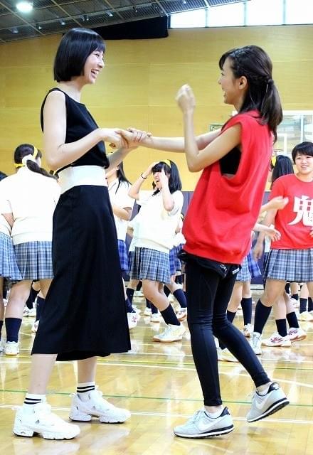 トリンドル＆篠田＆真野、女子高生100人と“リアル鬼ごっこ”「恐怖思い出した」