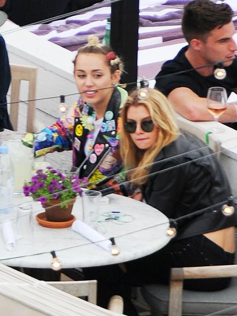 バイセクシャル公表のマイリー・サイラス、ビクトリア・シークレットのモデルとキス