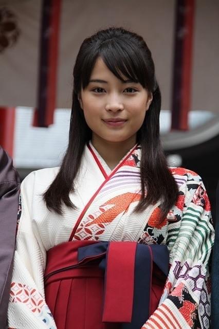 人生初のロングヘア姿で 撮影に臨んでいる広瀬すず