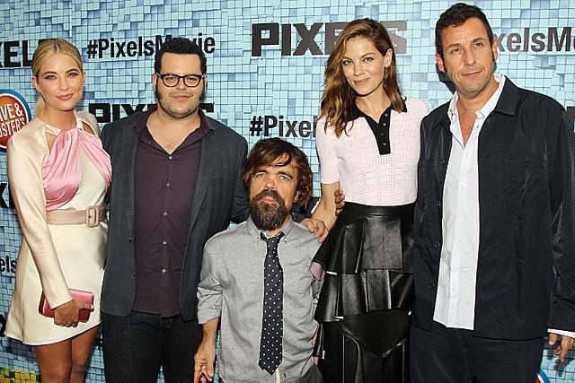 （左から）アシュレイ・ベンソン、ジョシュ・ギャッド、 ピーター・ディンクレイジ、ミシェル・モナハン、アダム・サンドラー