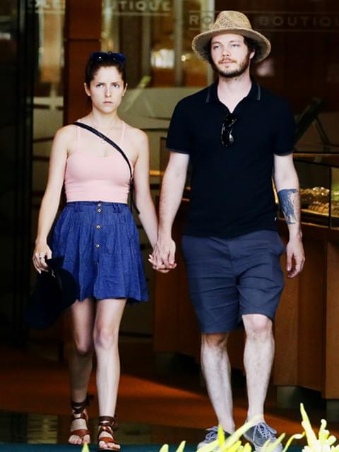 アナ・ケンドリック、撮影監督の恋人とハワイでバカンス