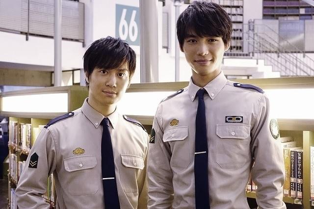 アニメ版手塚役の鈴木達央（左）、実写版手塚役の福士蒼汰