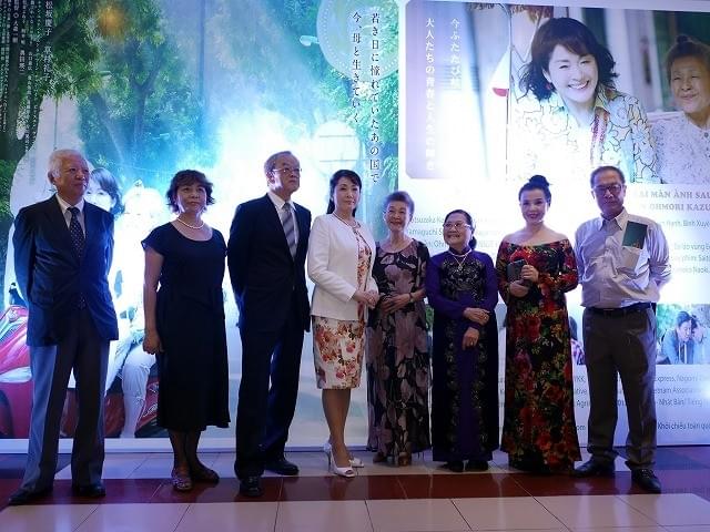 松坂慶子、主演映画「ベトナムの風に吹かれて」試写会でベトナム語披露！
