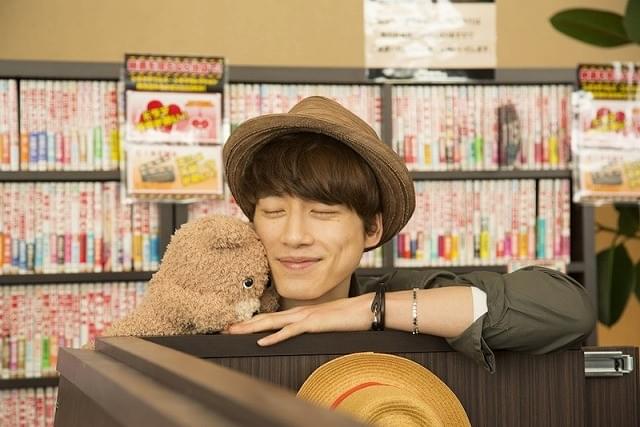“塩顔男子”坂口健太郎がぬいぐるみをギュッ！「ヒロイン失格」オフショット＆未公開画像公開