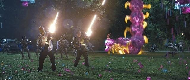 ジョシュ・ギャッド「ピクセル」でゲームキャラを倒しまくる