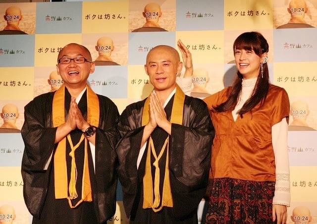 坊主頭を初披露の伊藤淳史、山本美月にナデナデされ大照れ