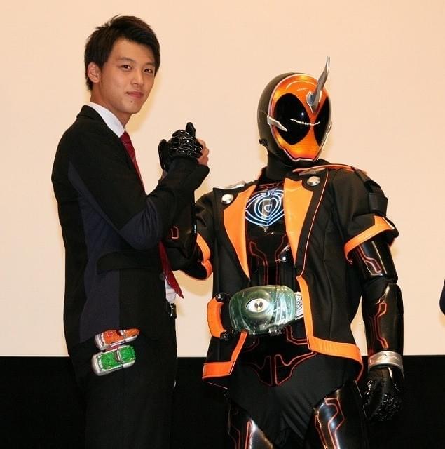 仮面ライダードライブ・竹内涼真が仮面ライターゴーストと握手