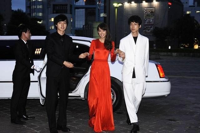 （左から）山崎賢人、桐谷美玲、坂口健太郎