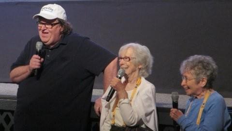 マイケル・ムーア監督、ウォール街に突撃取材したおばあちゃん2人と対面