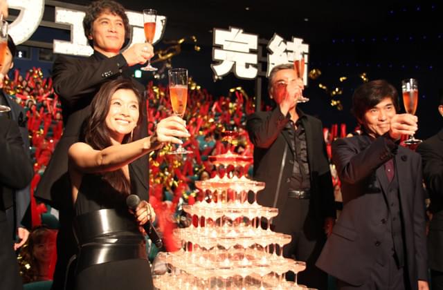 篠原涼子「アンフェア」完結に感極まる “盟友”佐藤嗣麻子監督と熱烈ハグ