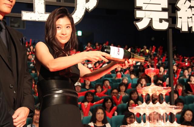 篠原涼子「アンフェア」完結に感極まる “盟友”佐藤嗣麻子監督と熱烈ハグ