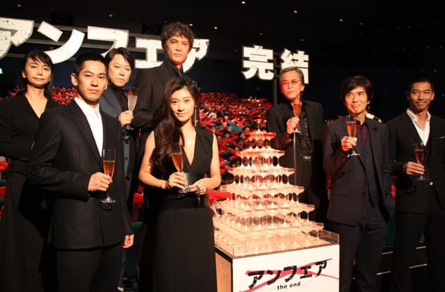 篠原涼子「アンフェア」完結に感極まる “盟友”佐藤嗣麻子監督と熱烈ハグ