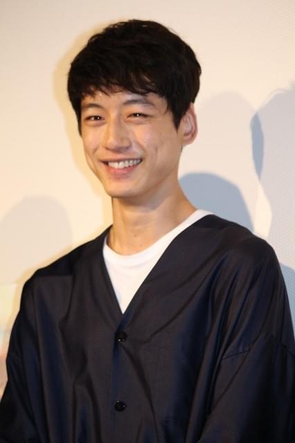 坂口健太郎、山崎賢人に“壁ドン”の作法を質問！「『どうやるの？』って聞いた」