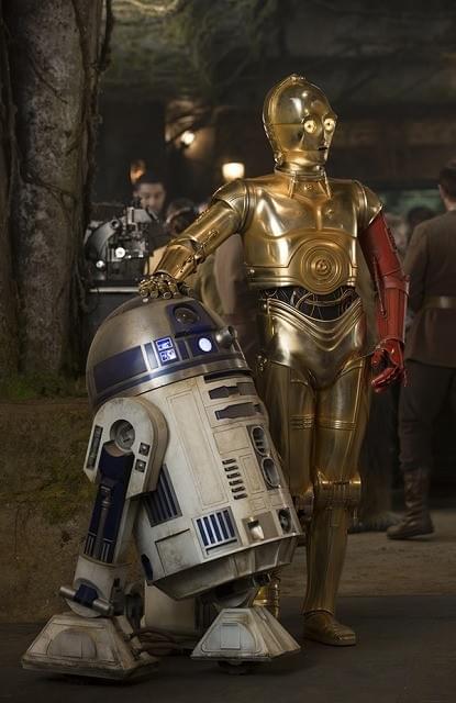 R2-D2(左)と、なぜか左腕が真っ赤なC-3PO
