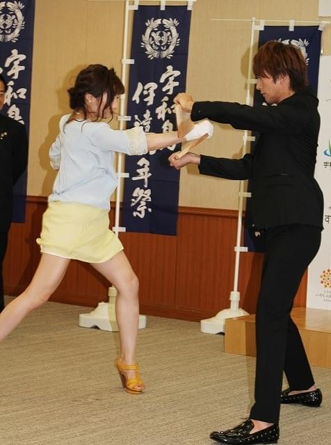 武田梨奈、主演映画「海すずめ」製作発表で気合いの板割り披露！