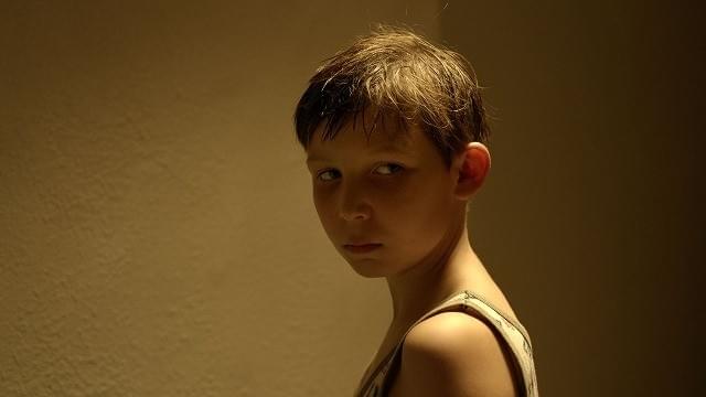 幼い兄弟が母を探す「ぼくらの家路」、切ない本編映像公開！