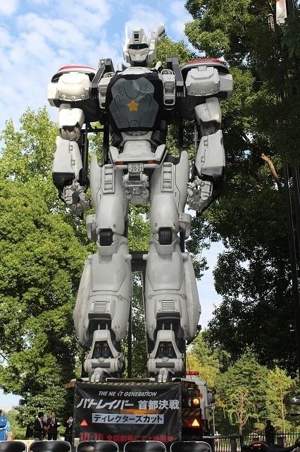 実物大98式AVイングラム、警視庁に立つ！胸部プロテクター着用の重要性を訴える