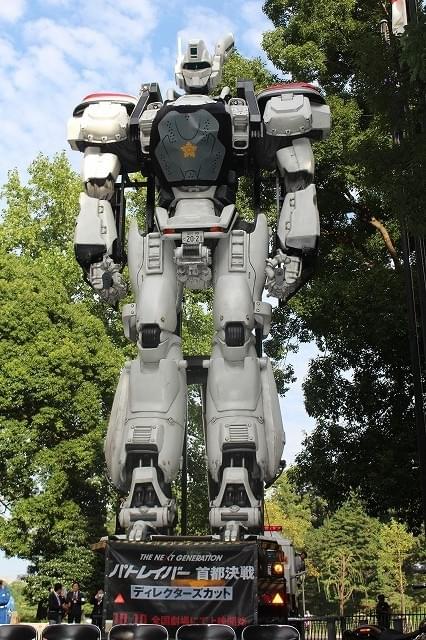 実物大98式AVイングラム、警視庁に立つ！胸部プロテクター着用の重要性を訴える