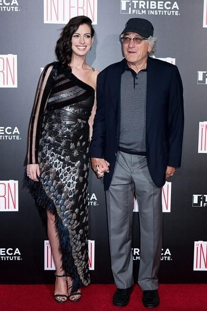 アン・ハサウェイ＆ロバート・デ・ニーロ、手をつないで「マイ・インターン」プレミアに出席