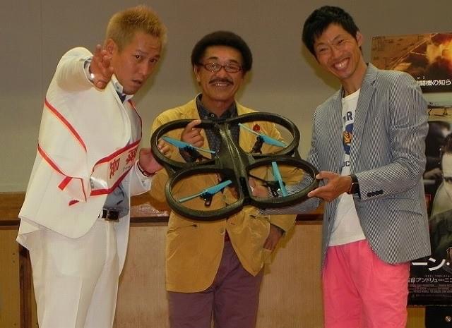 （左から）じゅんいちダビッドソン、具志堅用高、谷＋1。