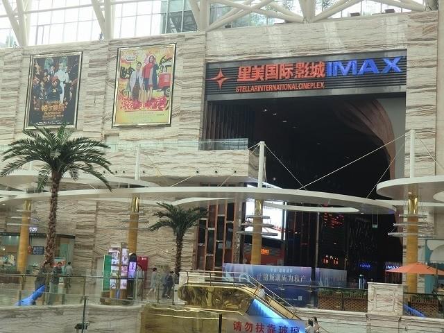 ビル内は金色を基調とした輝く内装