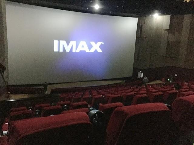 巨大スクリーンに圧倒される