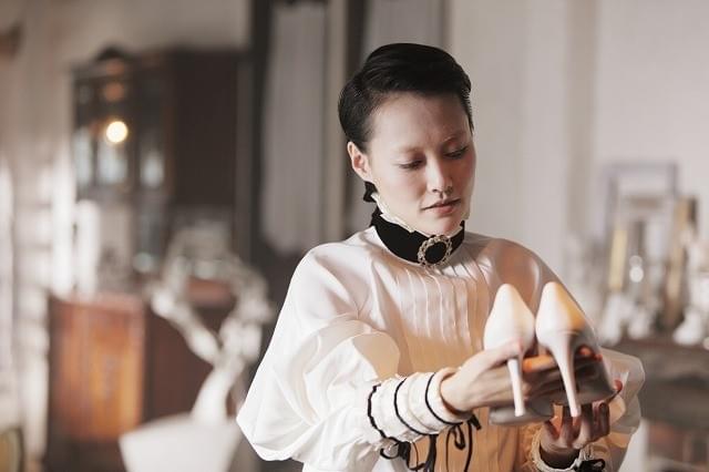 菊地凛子がアンドロイド演じる短編「ハイヒール」にCHANELが衣装協力