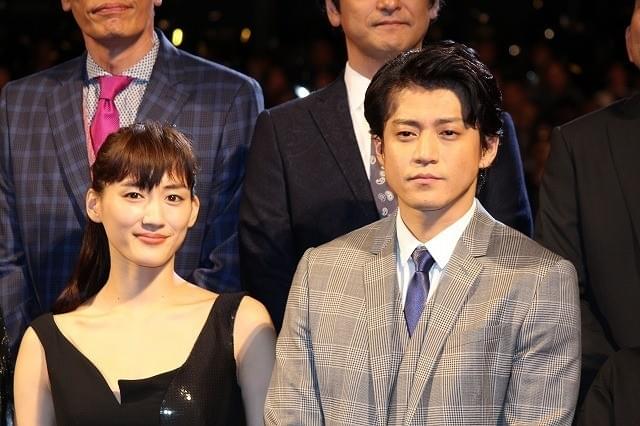 舞台挨拶に立った綾瀬はるかと小栗旬