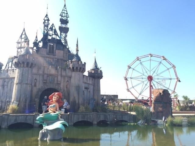 史上最低のテーマパーク“ディズマランド”が閉園 仏の難民シェルターに変身