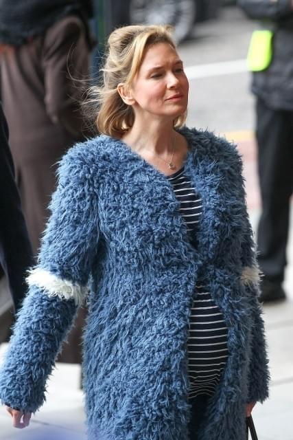 「ブリジット・ジョーンズの日記3」撮影現場でレニー・ゼルウィガーが妊婦姿