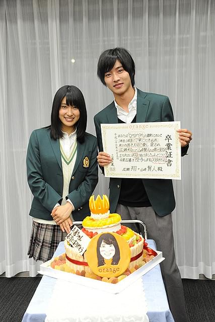 土屋太鳳＆山崎賢人、約1年に及ぶ共演が終了 「orange」撮影現場で涙のサプライズ