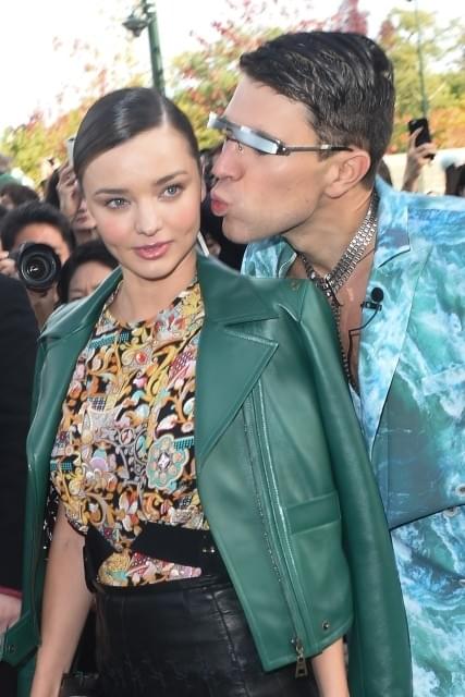 ミランダ・カー、お騒がせレポーターの標的に ボディガードが阻止