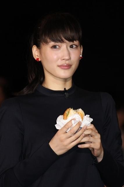 香取慎吾＆綾瀬はるか、ギネス記録達成！244組のペアとともにハンバーガー食べさせ合う