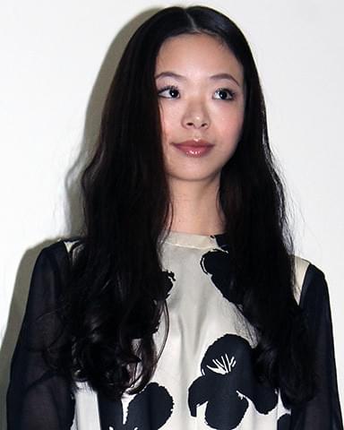 舞台挨拶に立った趣里