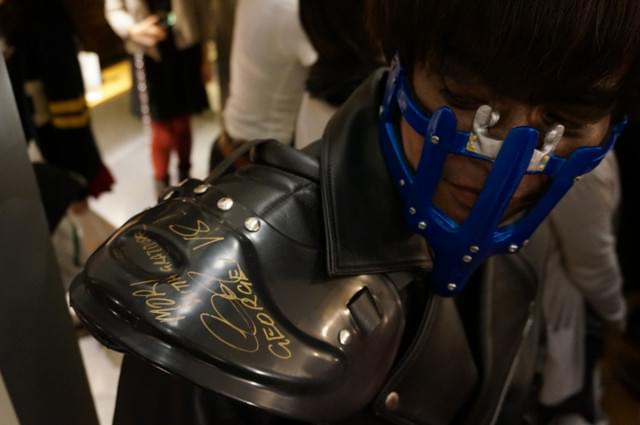 マックスの衣装にはジョージ・ミラー監督の直筆サイン(本物)が!