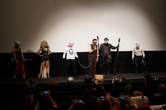 ウォーボーイズによって壇上に引き出されてきた劇場スタッフの花俟氏。