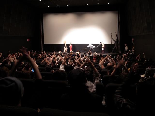 舞台挨拶に「V8」で応える客席の一体感よ!